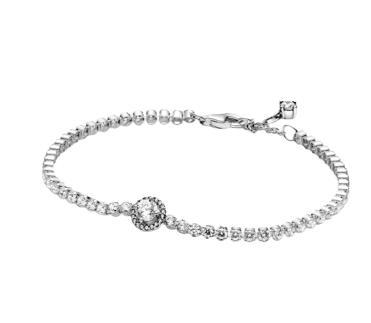 Crafted from 18-carat yellow gold, this bracelet features a circular centerpiece set with 30 brilliant-cut diamonds of 0.015 carats each, totaling 0.45 carats.