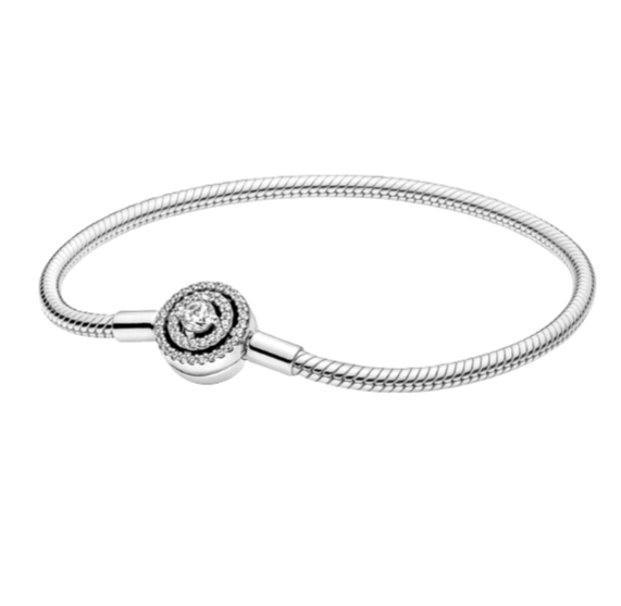Crafted in 18-carat white gold, this bracelet features a round halo centerpiece with 20 diamonds of 0.02 carats each, totaling 0.40 carats.