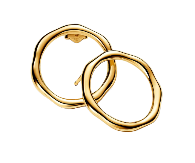 Centered with a 0.50-carat round brilliant diamond, this 18k yellow gold piece features an additional halo of 28 smaller diamonds weighing 0.35 carats.