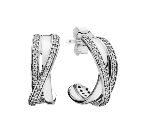 Crafted from 18-carat yellow gold, this bracelet features a circular centerpiece set with 30 brilliant-cut diamonds of 0.015 carats each, totaling 0.45 carats.