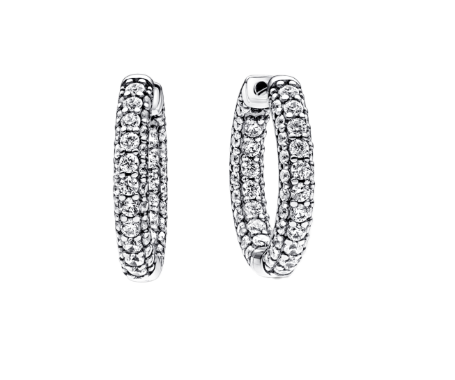 Crafted in 18-carat white gold, this bracelet features a round halo centerpiece with 20 diamonds of 0.02 carats each, totaling 0.40 carats.