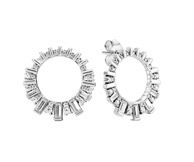 This bracelet is made of 18-carat white gold, weighing 12 grams, with a charm clasp set with 10 diamonds totaling 0.20 carats.