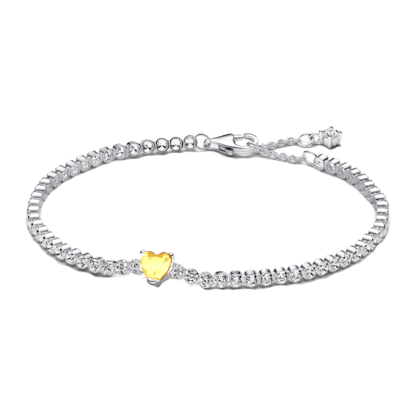 This bracelet, made of 18-carat white gold, features a heart-shaped topaz weighing 0.70 carats, surrounded by 48 diamonds of 0.02 carats each, for a total carat weight of 1.66 carats.
